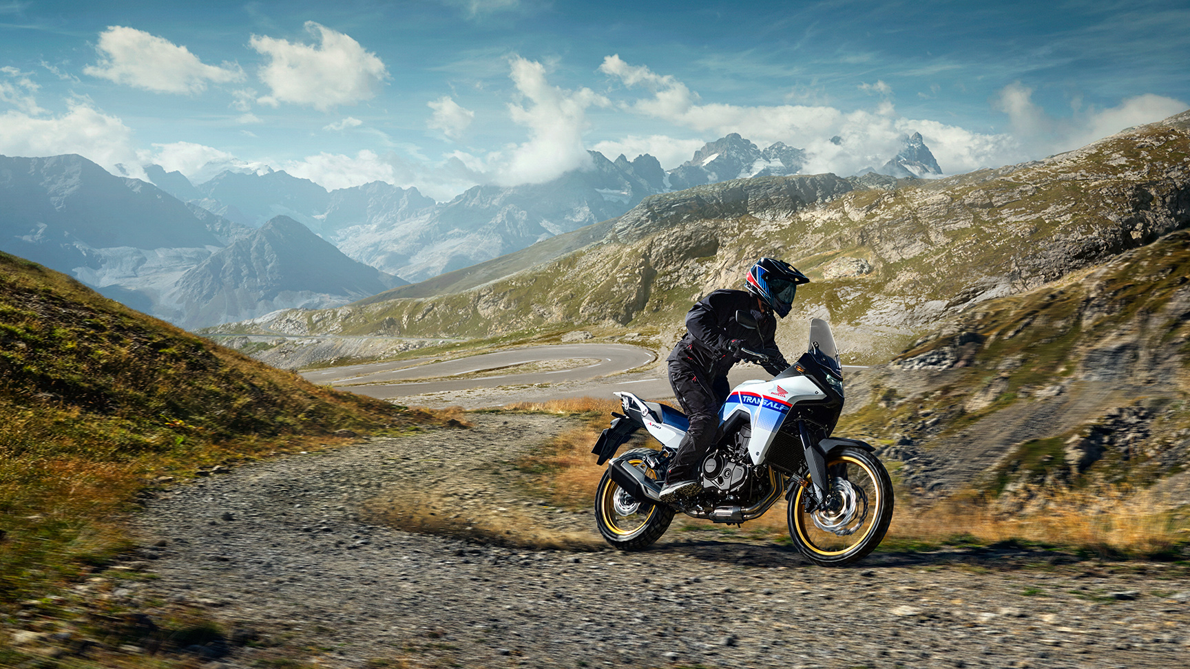 Honda XL750 Transalp rijder op bergpas