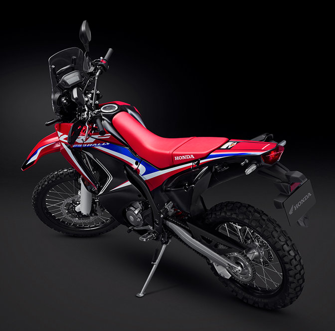 CRF250 Rally, driekwart linkerzij-achteraanzicht met rijder