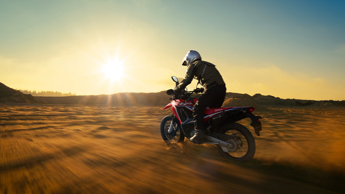 CRF250 Rally, driekwart linkerzij-aanzicht met rijder
