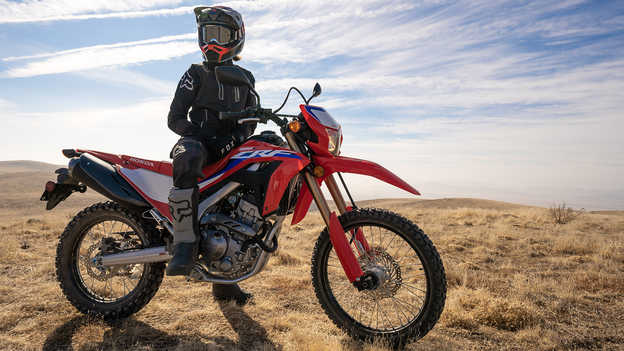 CRF300L statisch beeld met rijder op de weg