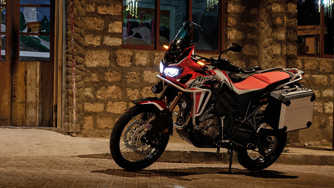 Honda Africa Twin, geparkeerd voor een restaurant.