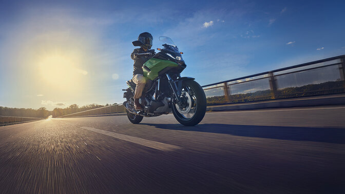 Model rijdend op de NC750X motorfiets op een baan.