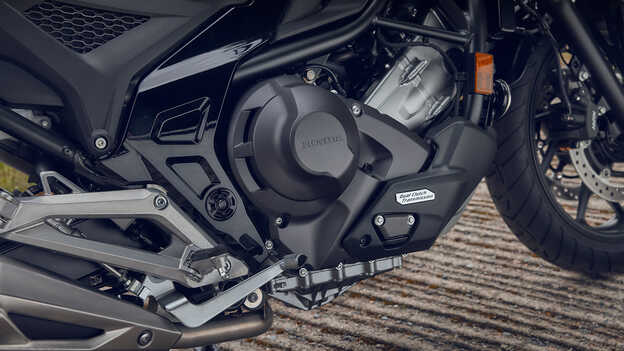 Close-up van de 745 cc parallel tweecilinder met 8 kleppen.