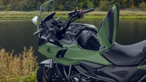 Zijaanzicht Honda NC750X motorfiets met 23 l bergruimte.