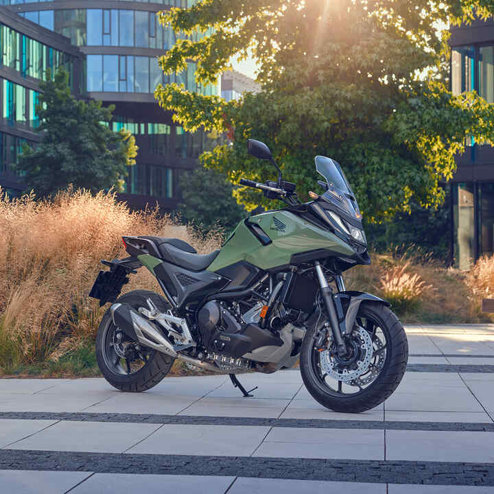 Honda NC750X motorfiets geparkeerd in stedelijke omgeving.
