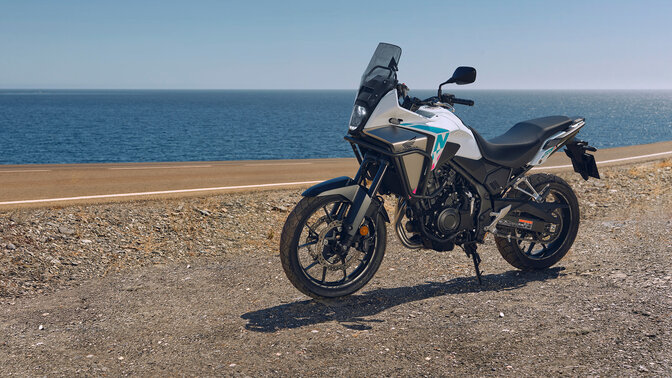 Honda NX500 zijaanzicht offroad naast kust