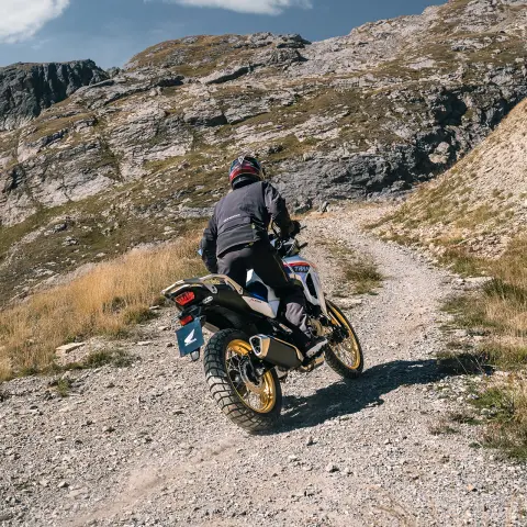 XL750 Transalp achterkant in berggebied.