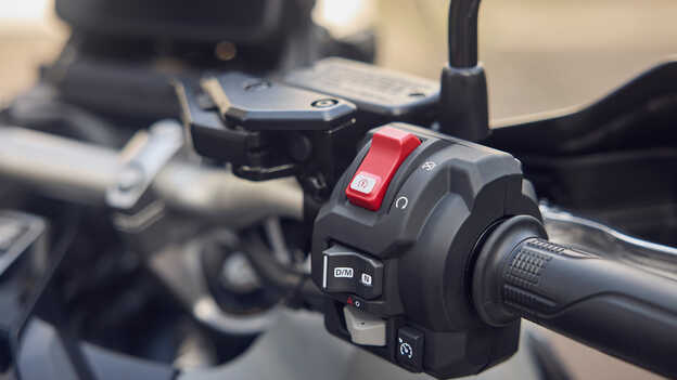 X-ADV close-up van cruisecontrole op stuur