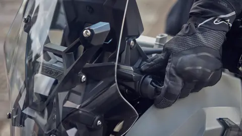 Close-up van het Honda X-ADV instelbaar windscherm.