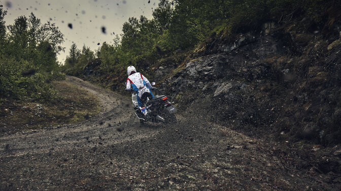 X-ADV in de bocht op een zandpad