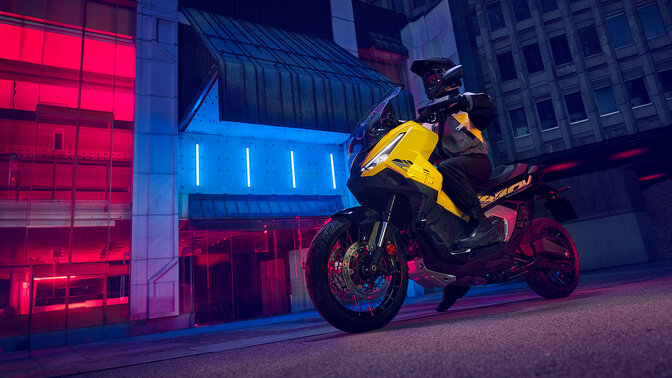 X-ADV Special Edition statisch driekwart vooraanzicht met rijder