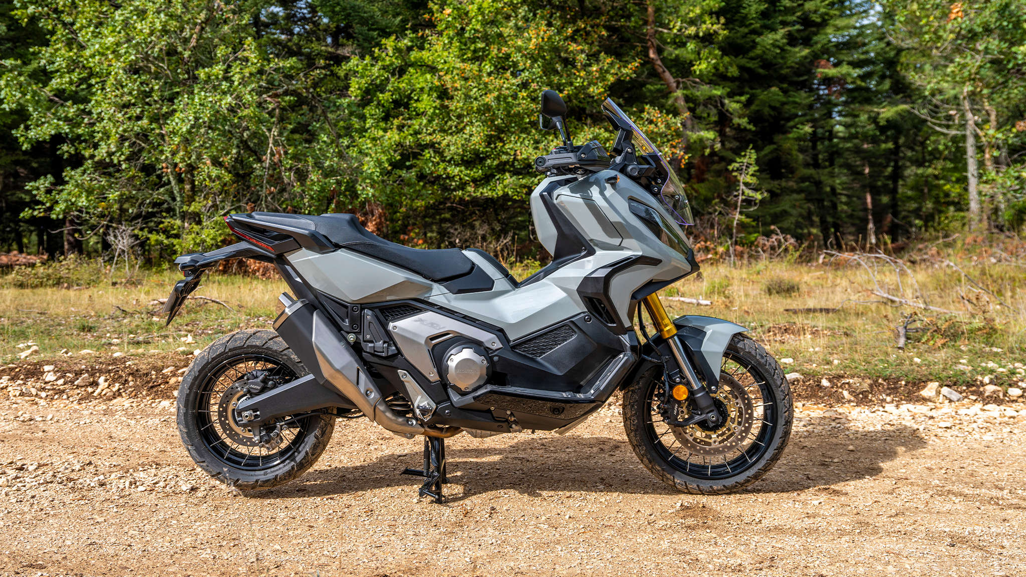 Honda X-ADV - grijze motor op bosweg