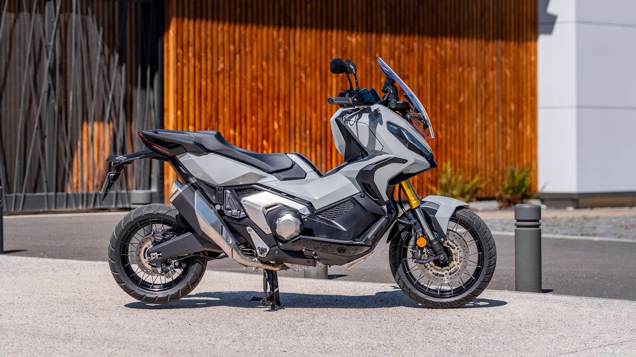 Honda X-ADV - straatlocatie. grijze motor