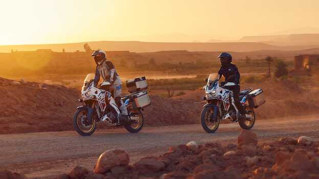 Africa Twin Adventure Sports op zandweg