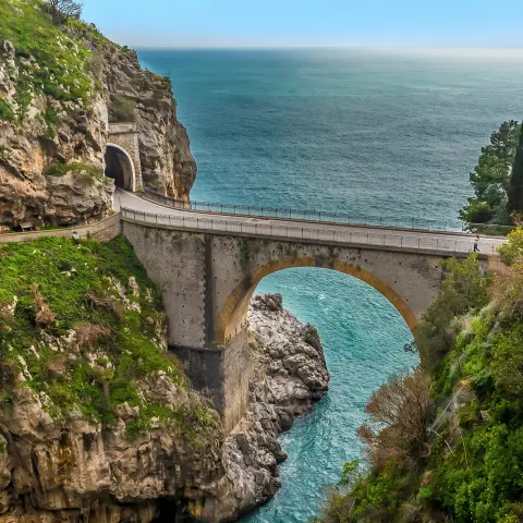 De boogbrug bij Fiordo di Furore aan de Amalfikust, Italië op een zonnige dag