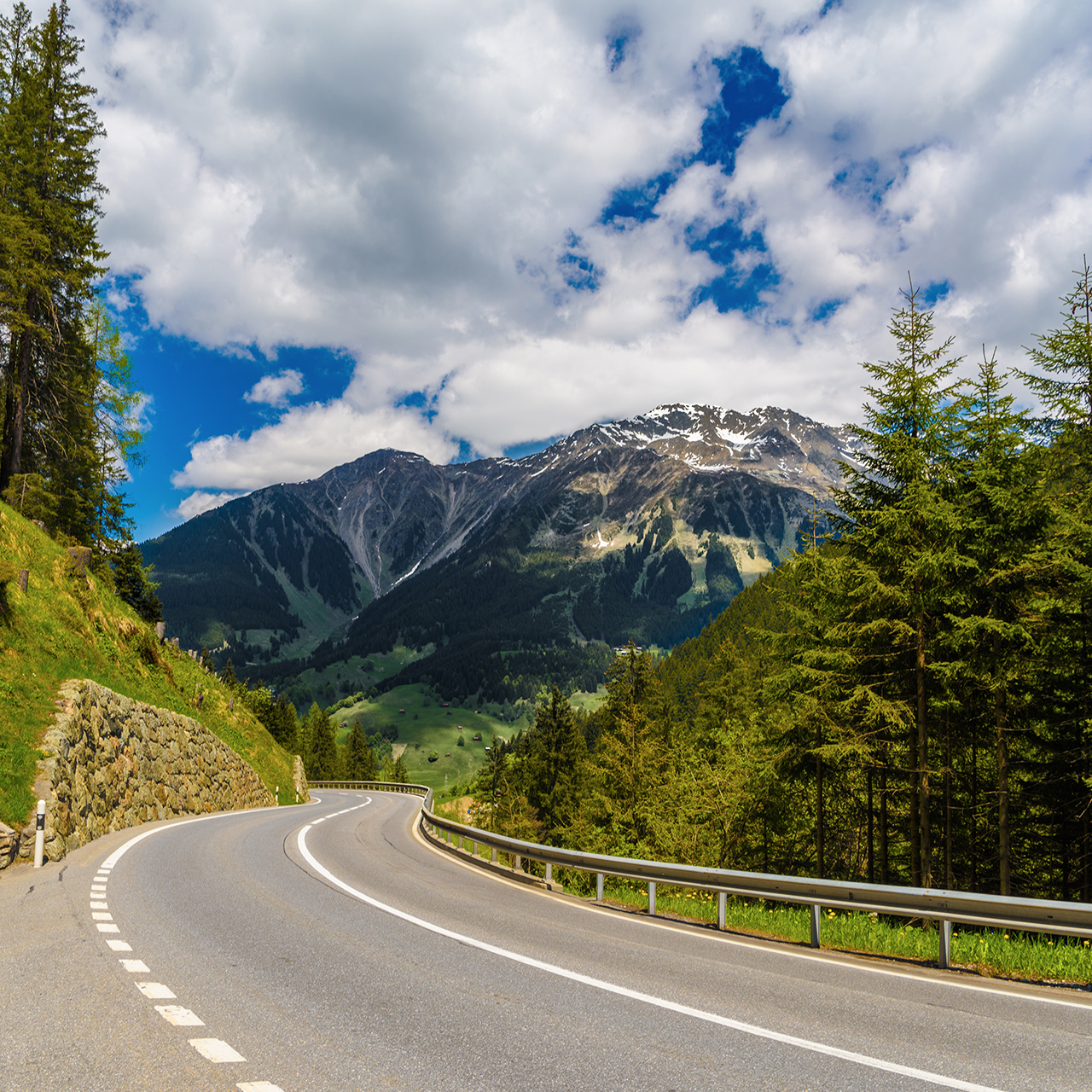 Weg doorheen de Alpen, Klosters-Serneus, Davos, Graubuenden Zwitserland