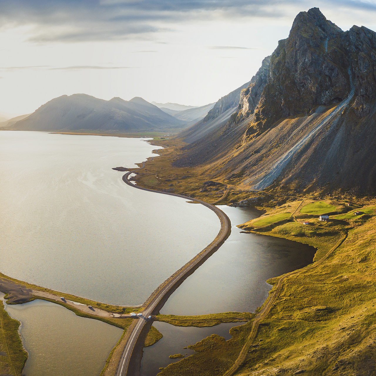 Toeristische weg in IJsland, prachtig natuurlandschap vanuit de lucht, bergen en kust bij zonsondergang