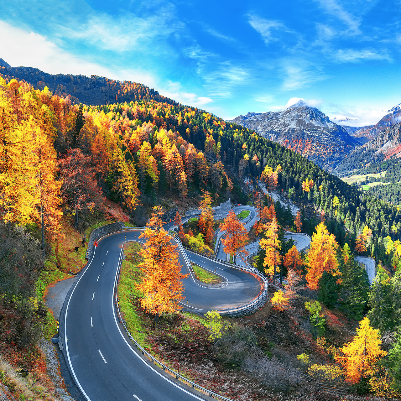 Adembenemend zicht op de Maloja pas, in de herfst. Kleurrijk herfstbeeld in de Zwitserse Alpen. Locatie: Maloya pas, regio Engadine, Kanton Grison, Zwitserland, Europa