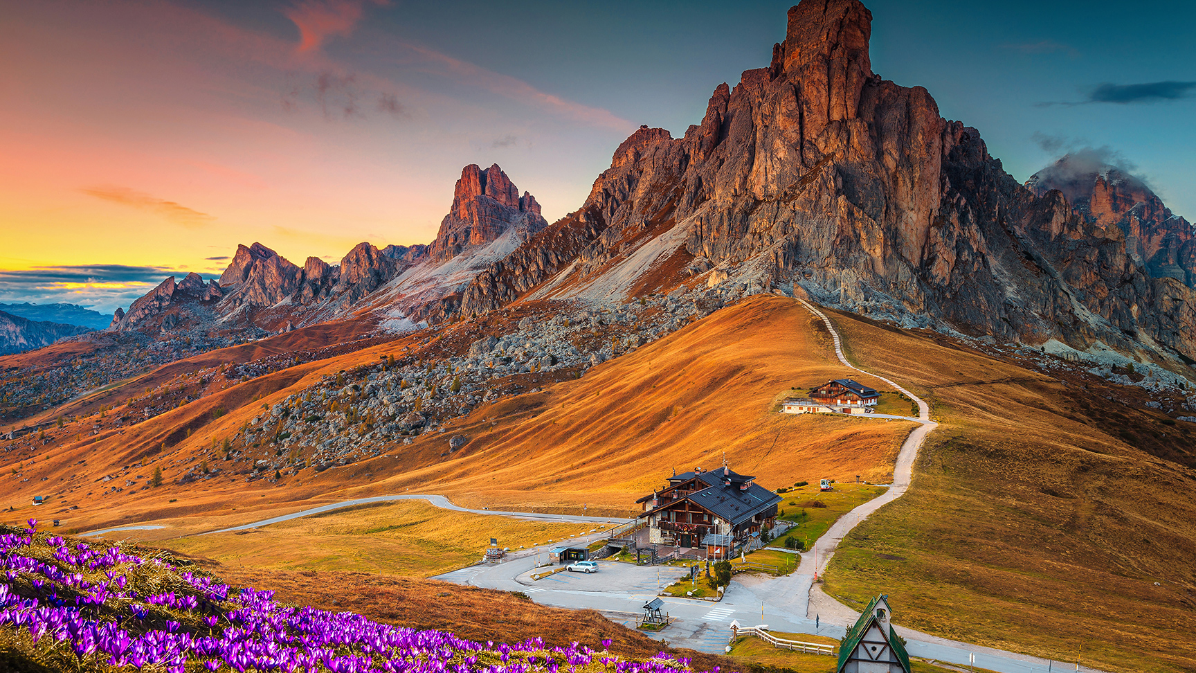 Prachtig alpenlandschap met een heuvel vol lentekrokussen en spectaculaire bergen bij zonsondergang, Giau pas, Dolomieten, Italië, Europa