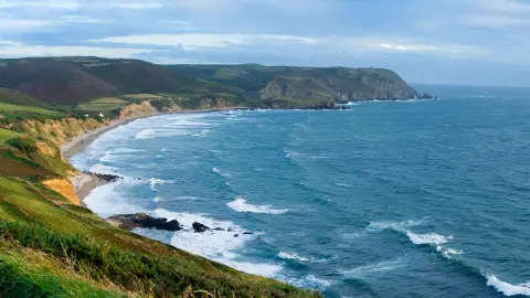 De baai van Ecalgrain aan het eind van de dag in Frankrijk