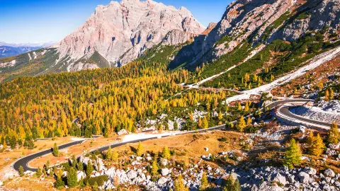 Passo Valparola, Italië. Zicht op de serpentines in Tirol, Dolomieten. Zicht op de Cima Cunturines (3.064 m) vanop de Passo di Valparola, in de herfst bij Cortina d'Ampezzo, Belluno, Italië