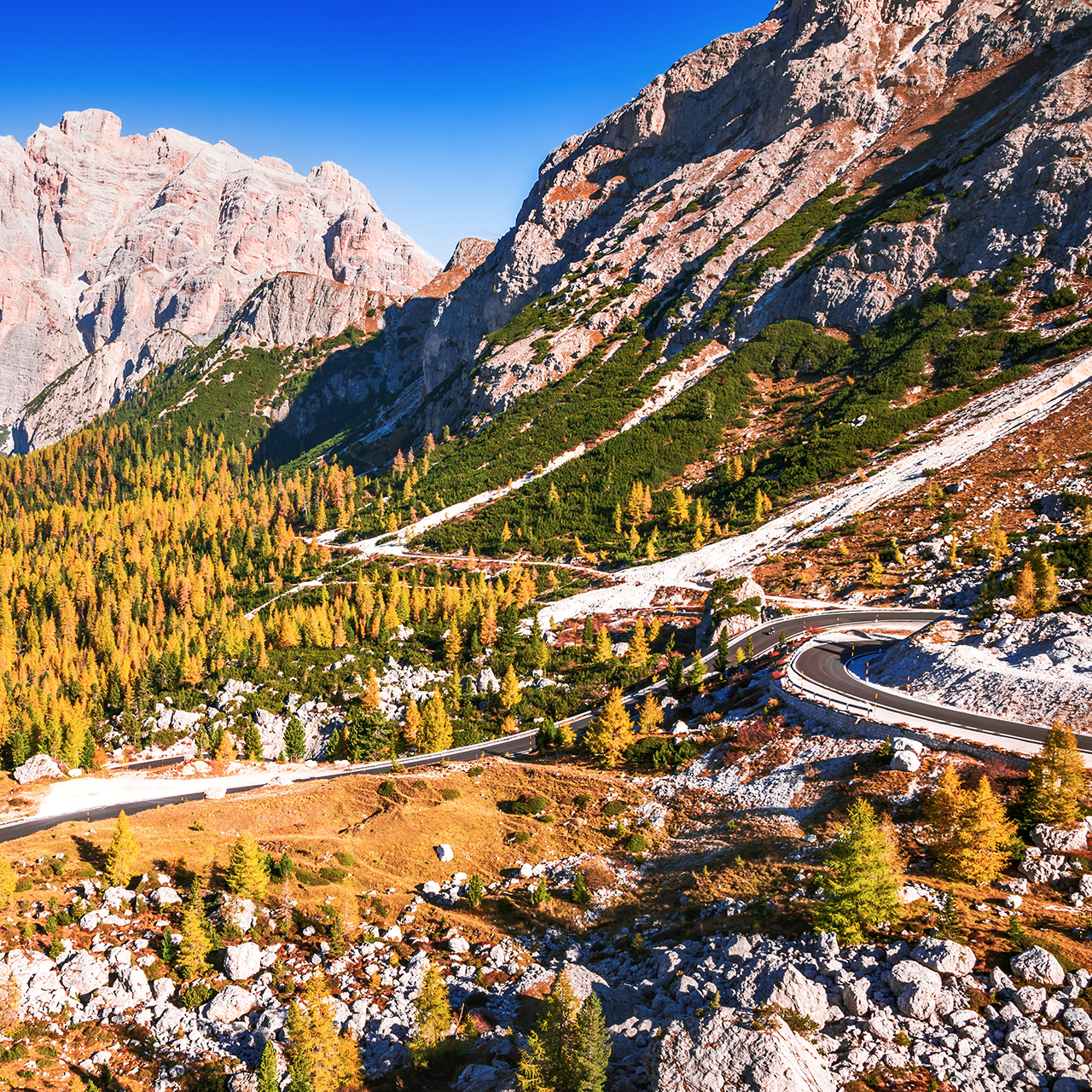 Passo Valparola, Italië. Zicht op de serpentines in Tirol, Dolomieten. Zicht op de Cima Cunturines (3.064 m) vanop de Passo di Valparola, in de herfst bij Cortina d'Ampezzo, Belluno, Italië