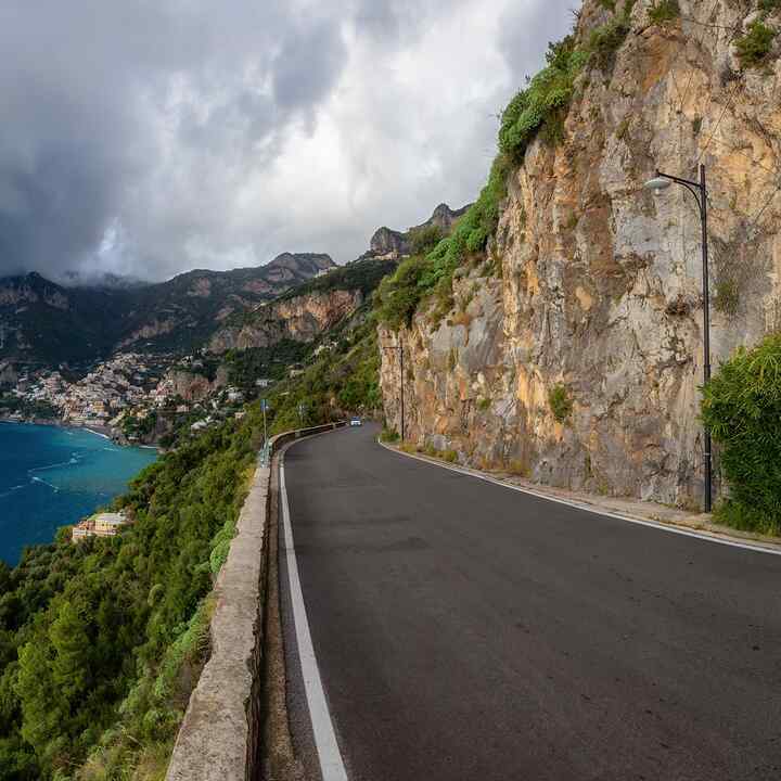 Toeristische weg langsheen rotsachtige kliffen en berglandschap nabij de Tyrreense Zee. Amalfi kust, Positano, Italië. Avontuurlijk reizen. Panoramisch zicht