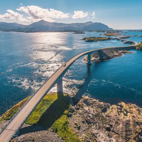 Luchtopname van de verbazingwekkende en wereldberoemde Atlantische Weg in Noorwegen.