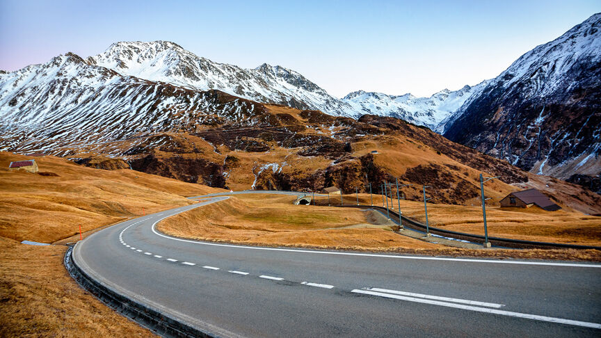 Weg langs de Zwitserse Alpen in Andermatt