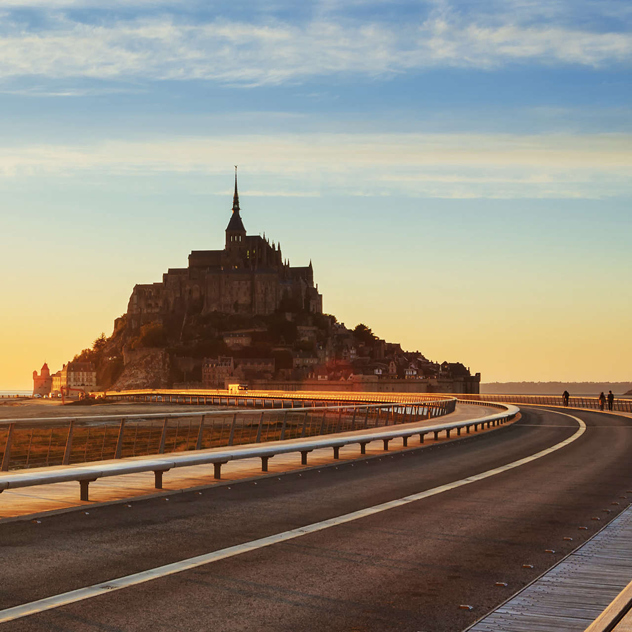 Weg naar Mont Saint Michel bij zonsondergang, Normandië. Frankrijk