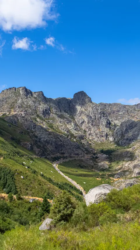 Luchtopname van de verbazingwekkende en wereldberoemde Atlantische Weg in Noorwegen.