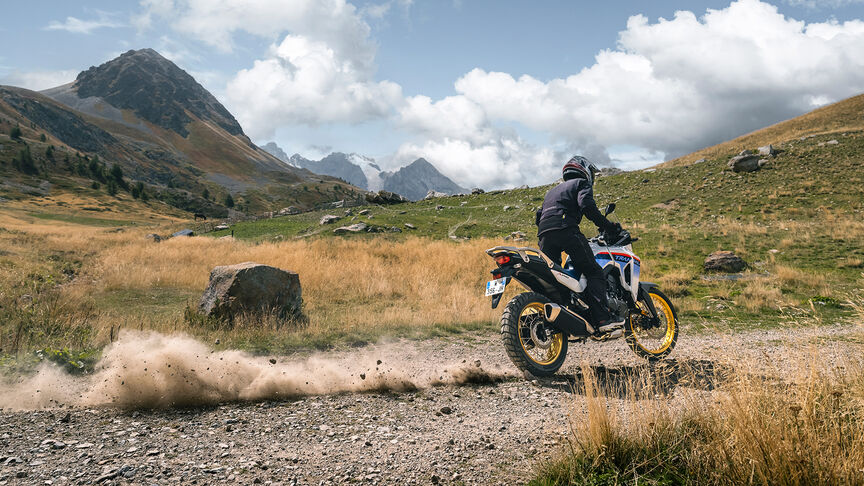 Weg langs de Zwitserse Alpen in Andermatt