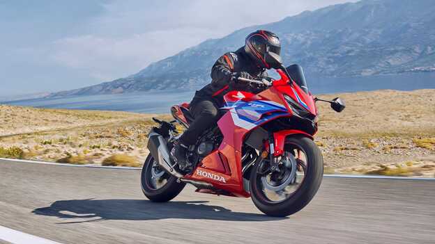 Dynamisch shot CBR500R met rijder op de weg