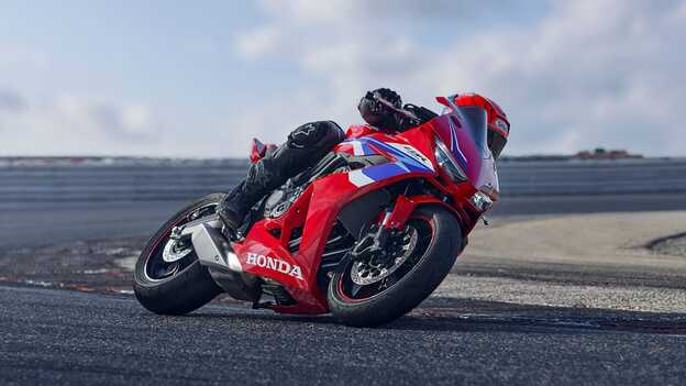 Dynamisch shot van CBR650R met rijder op circuit in de bocht