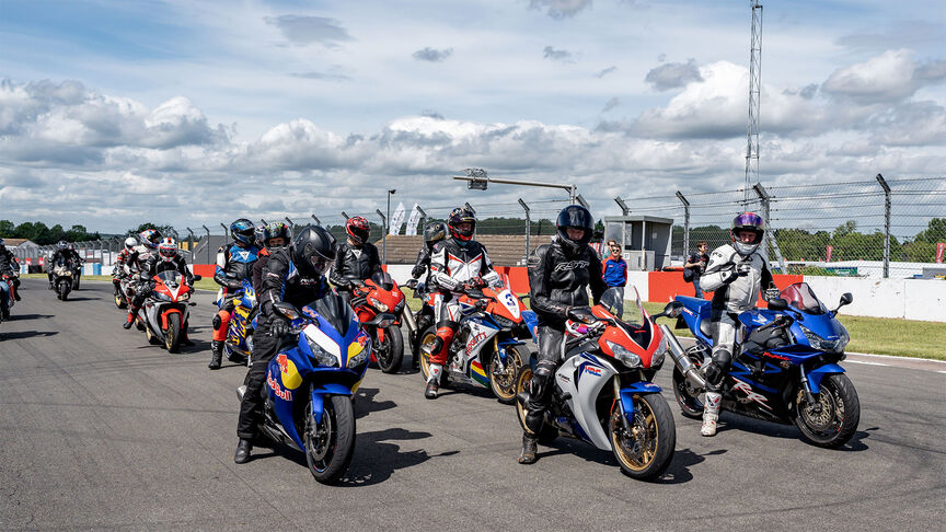 2024 Fireblade met rijder op het circuit