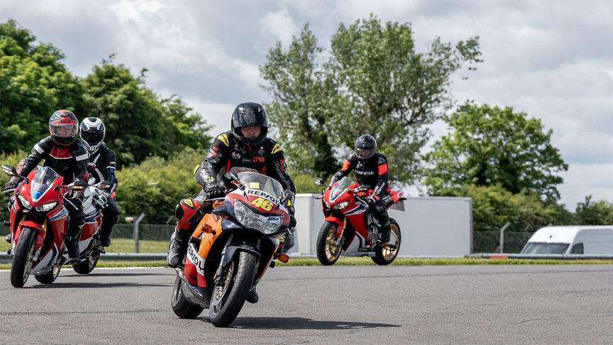 2024 Fireblade met rijder op het circuit