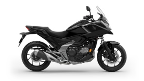 Foto met zijaanzicht van zwarte NC750X.