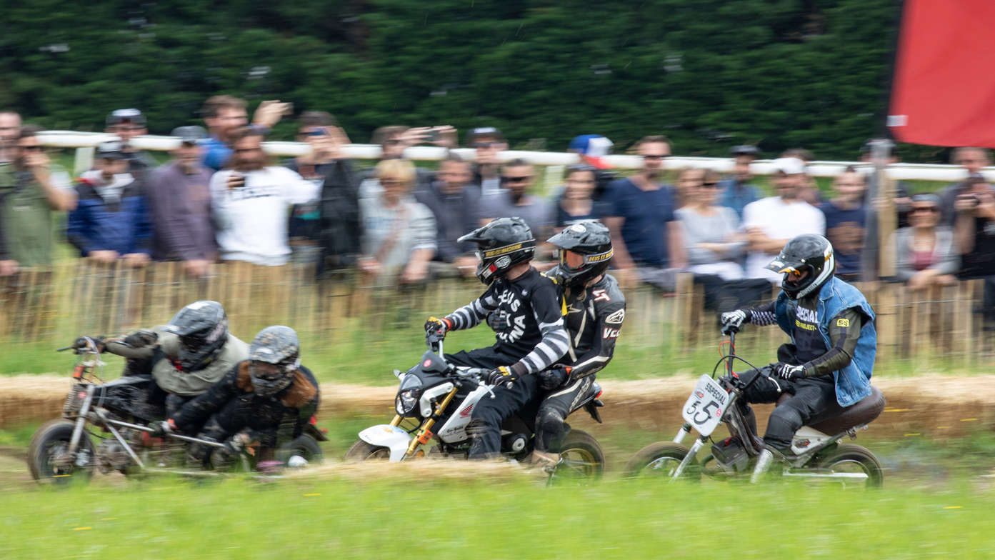 Honda MSX125 op een circuit.