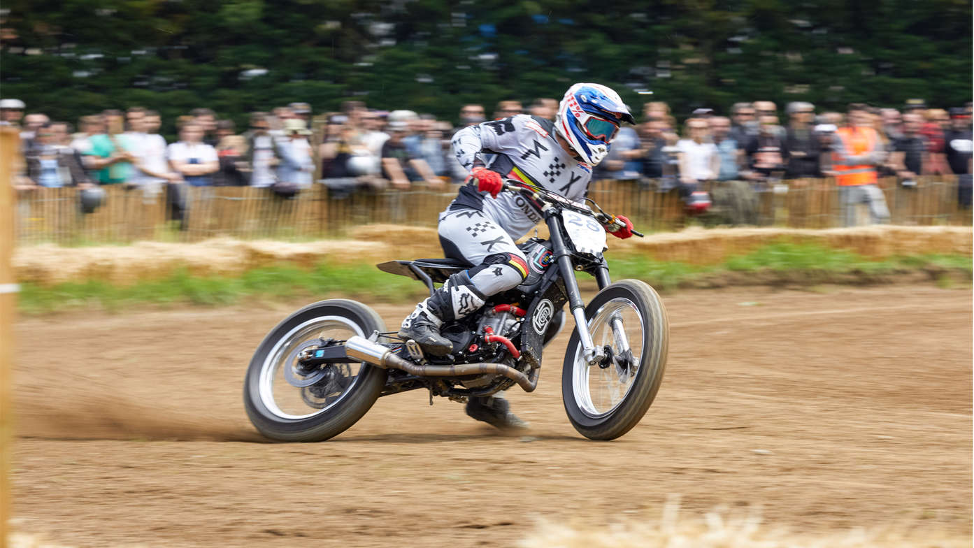 CRF450 Flat Tracker op een circuit.