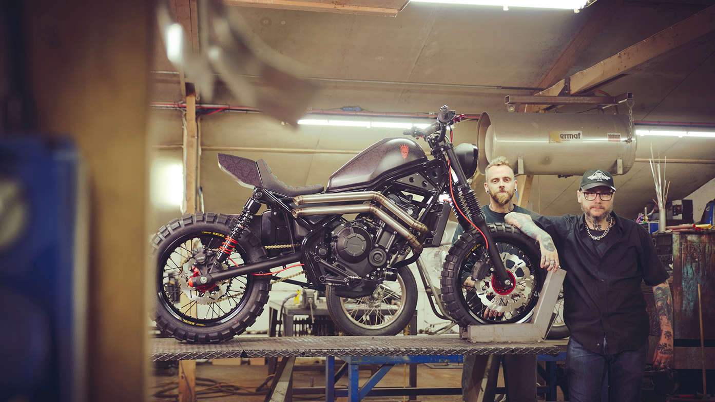 Russ Brown en Dan Gold naast de Custom Honda CMX500 Rebel.