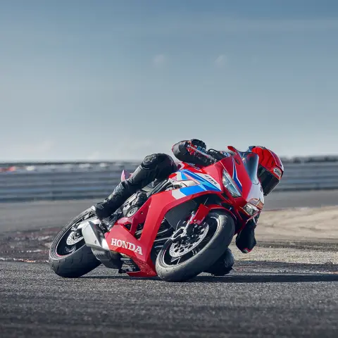 Honda CBR650R met E-Clutch op circuit