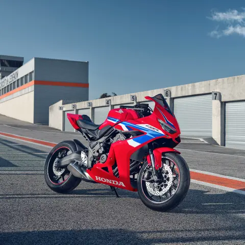 Model rijdend op een motorfiets in een straat locatie.