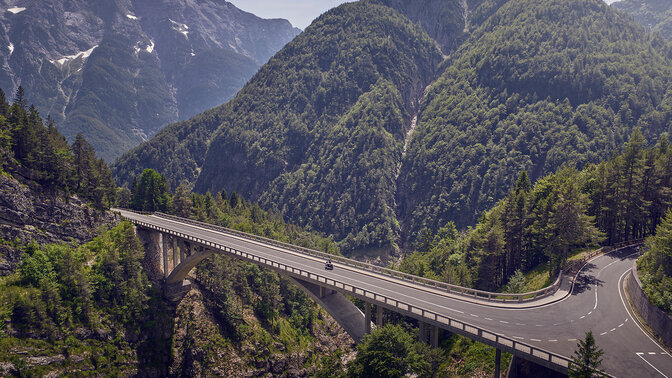 Africa Twin die uit een laboratorium in de woestijn springt