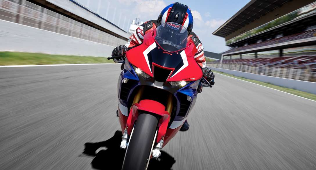Honda CBR1000RR-R Fireblade SP, vooraanzicht met motorrijder op circuit