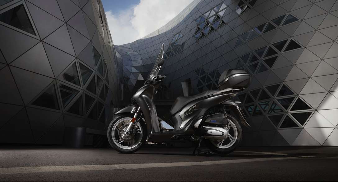 Honda SH150i, linkeraanzicht, geparkeerd
