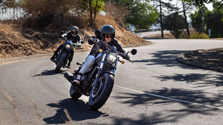 Vooraanzicht van twee Honda motorfietsen.