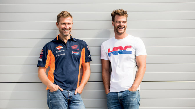 Twee mannen lachen, ze dragen een donker en een wit Honda-shirt.