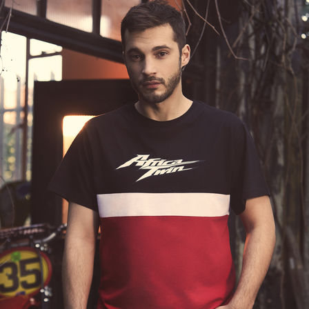 Man in vintage Honda t-shirt met Africa Twin-logo.