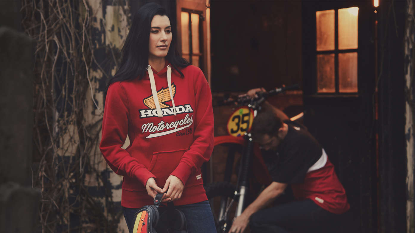 Man en vrouw in rode Vintage Honda hoodie. 