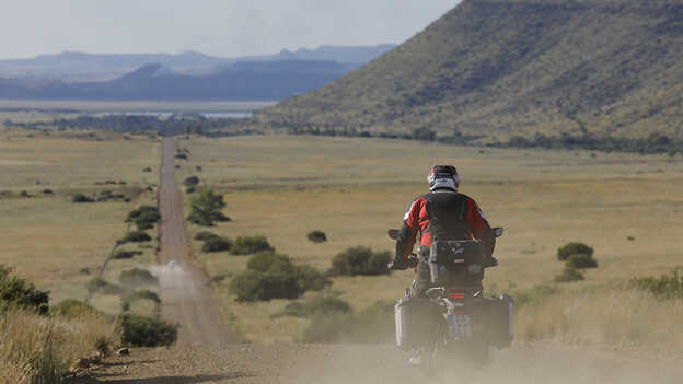 Groep HAR-rijders in Zuid-Afrika met een lange weg voor hen